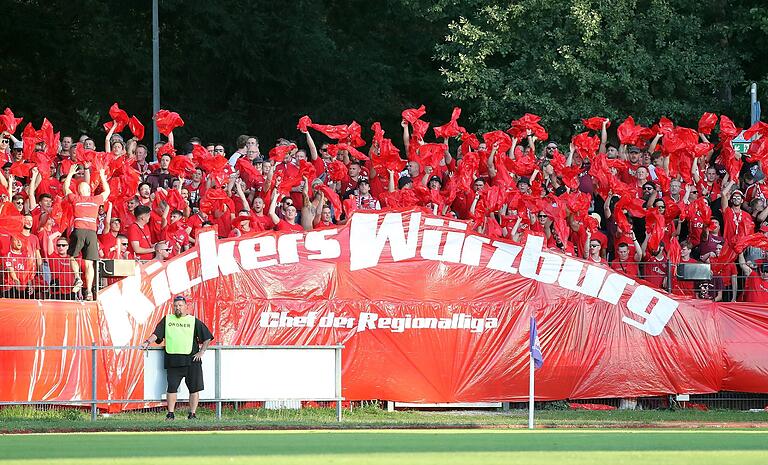 Große Unterstützung: Die Würzburger Kickers wurden auch in Bamberg von zahlreichen Anhängern begleitet.