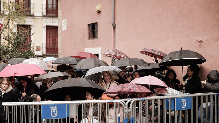 Gründonnerstagsprozession in Madrid - Nach Jahren mit viel zu wenig Regen hat es in Spanien in der ersten Jahreshälfte endlich mal wieder ordentlich gegossen. Gründonnerstagsprozession in Madrid - Nach Jahren mit viel zu wenig Regen hat es in Spanien in der ersten Jahreshälfte endlich mal wieder ordentlich gegossen.