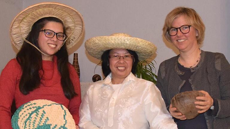 Mit Bildern, Erzählungen und kulinarischen Spezialitäten aus den Philippinen versorgten (von links) Kathleen und Evelyn Hollmann beim Weltgebetstag in Euerbach die Besucher. Renate Käser (rechts), evangelische Landessynodalin,  dankte den beiden Frauen dafür.