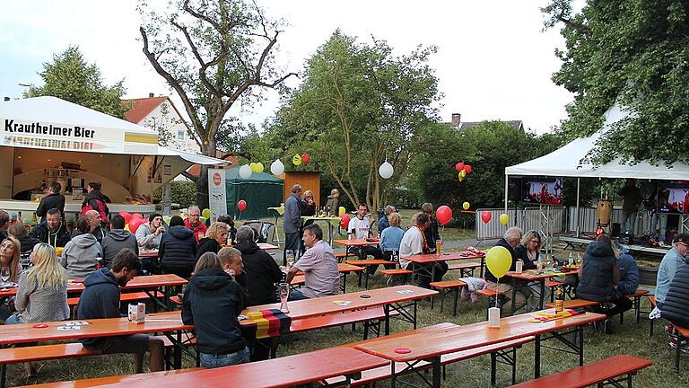 Zum zehnten Geburtstag von &bdquo;Kunst & Kulinarisches&ldquo; gab es am Samstagabend auf der Festwiese in der Allee ein Picknick mit Live-Musik. Der Besucherandrang hielt sich dabei in Grenzen, was dem Fußball-Länderspiel, anderen Konkurrenzveranstaltungen und besonders der unangenehm kühlen Witterung geschuldet war.