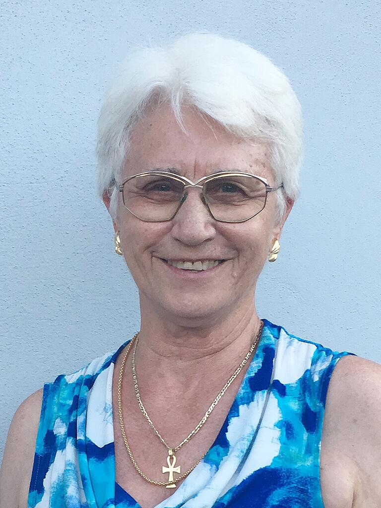 Brigitta Norman kommt einmal im Jahr in ihren Heimatort nach Kleineibstadt. Dort besucht sie ihre Schwester und deren Familie. Brigitta Norman kommt einmal im Jahr in ihren Heimatort nach Kleineibstadt. Dort besucht sie ihre Schwester und deren Familie.