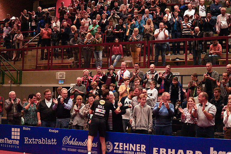 Timo Boll spielte erst gegen Bastian Steger und nach seinem Sieg mit der Zuneigung des Publikums.