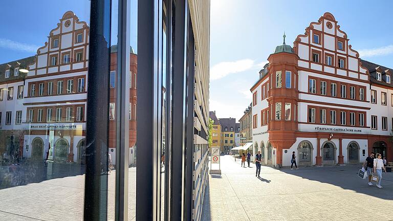 Die Fürstlich Castell'sche Bank, hier die Zentrale am Würzburger Marktplatz, wird inhaltlich und strukturell umgebaut.