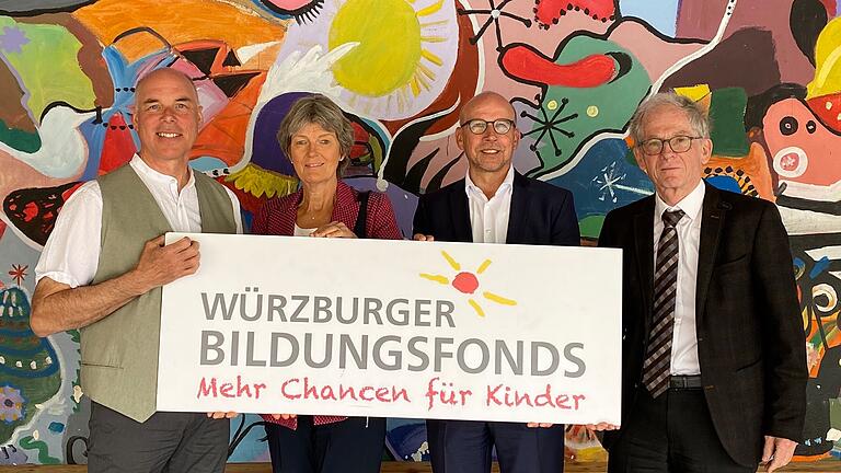 Alban Schraut, Schulleiter Mönchbergschule, Lucia Rühling, Projektleiterin Würzburger Bildungsfonds, Joachim Erhard, Vorstand Bürgerstiftung Würzburg und Umgebung und Prof. Dr. Eberhard Reinöhl, Präsident Rotary Club Würzburg. Alban Schraut, Schulleiter Mönchbergschule, Lucia Rühling, Projektleiterin Würzburger Bildungsfonds, Joachim Erhard, Vorstand Bürgerstiftung Würzburg und Umgebung und Prof. Dr. Eberhard Reinöhl, Präsident Rotary Club Würzburg.