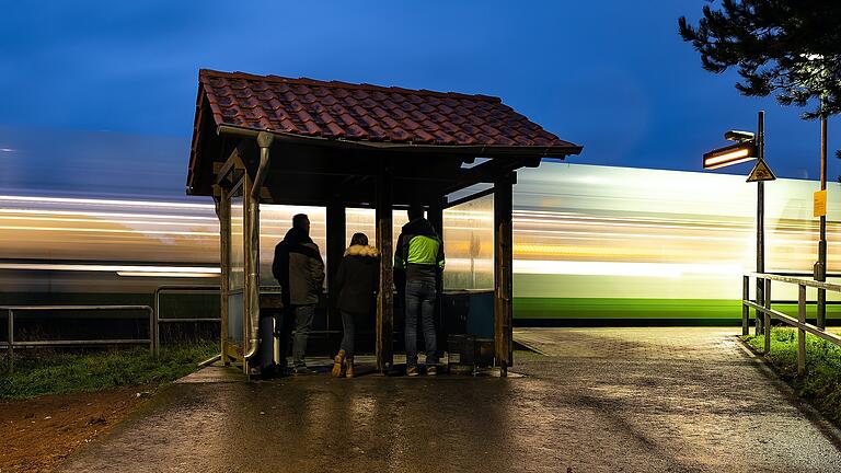 Wartehäuschen statt Bahnhofshalle:&nbsp;Am Bahnhof der 1800-Einwohner-Gemeinde Burglauer ist alles etwas anders als an größeren Haltepunkten.