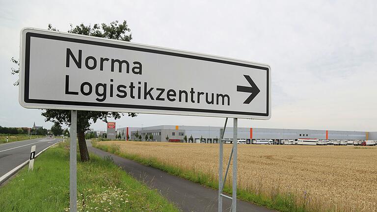 Für den Bau des Norma-Logistikzentrums in Gerolzhofen, das im Vorjahr fertiggestellt wurde, ist eine Ausgleichsfläche mit 66 Hektar vorgeschrieben. Binnen zwei Jahren nach Baubeginn muss die Maßnahme erfolgt sein.