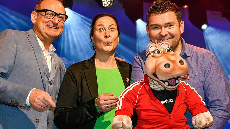 Zwei Schlappmäuler aus der Fränkischen Fastnacht, bei Nummer drei ist es nur noch eine Frage der Zeit (von links): Volker Heißmann, Ines Procter und Sebastian Reich mit Kult-Nilpferddame Amanda, der heimlichen Verlobten von Markus Söder. Zwei Schlappmäuler aus der Fränkischen Fastnacht, bei Nummer drei ist es nur noch eine Frage der Zeit (von links): Volker Heißmann, Ines Procter und Sebastian Reich mit Kult-Nilpferddame Amanda, der heimlichen Verlobten von Markus Söder.