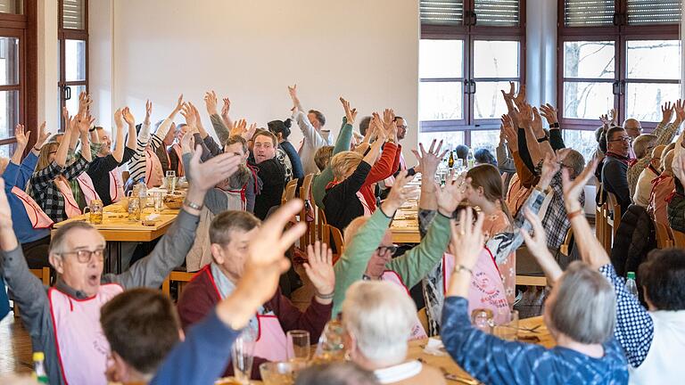 Ausgelassene Stimmung wie bei einem Stadtteilfest: nach dem Fleisch kommt das Liedgut. Ausgelassene Stimmung wie bei einem Stadtteilfest: nach dem Fleisch kommt das Liedgut.