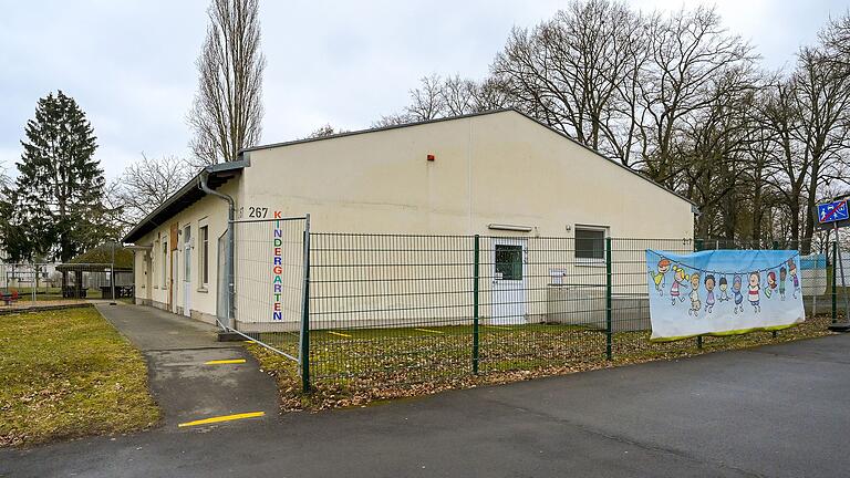 Das Gebäude 267 in den Ledward Barracks dient aktuell noch als Ausweichquartier für den Kindergarten St. Michael. Es entspricht jedoch nicht den deutschen Bauvorschriften, weshalb der Betrieb dort bis Ende August befristet ist. Das Gebäude 267 in den Ledward Barracks dient aktuell noch als Ausweichquartier für den Kindergarten St. Michael. Es entspricht jedoch nicht den deutschen Bauvorschriften, weshalb der Betrieb dort bis Ende August befristet ist.
