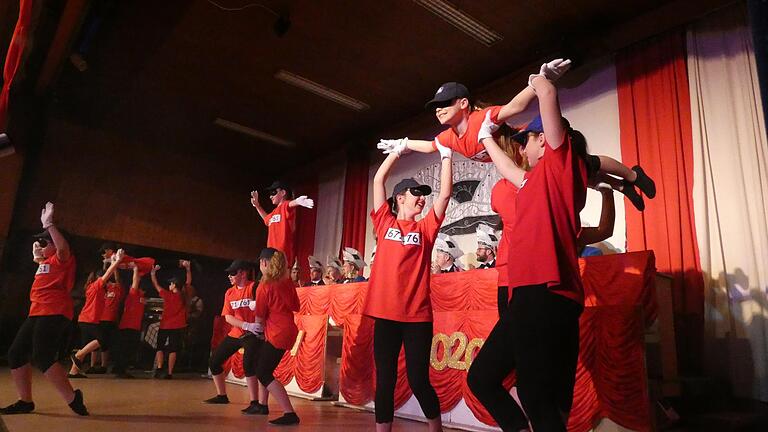 Unter dem Motto 'Die Show wird weitergehen' stand die Büttensitzung zum 55-jährigen Bestehen des Oberthereser Carneval Vereins.