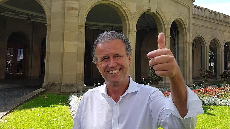 Daumen hoch, das macht Champagner-Chef Thomas Schreiner spontan vor dem Regentenbau. 'Das geht auch mit nur einem halben Zeigefinger - wie Golfen, das klappt auch wieder!' Foto: Susanne Will       -  Daumen hoch, das macht Champagner-Chef Thomas Schreiner spontan vor dem Regentenbau. 'Das geht auch mit nur einem halben Zeigefinger - wie Golfen, das klappt auch wieder!' Foto: Susanne Will