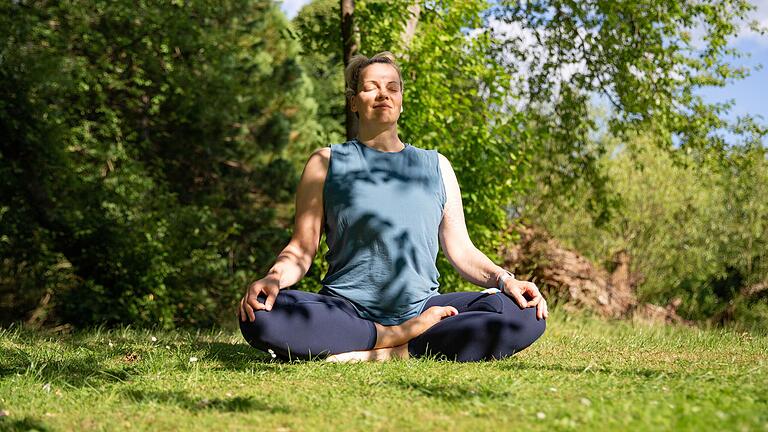 Mit einer kurzen Meditation im Grünen lässt sich der Fokus besser auf die Gegenwart lenken.