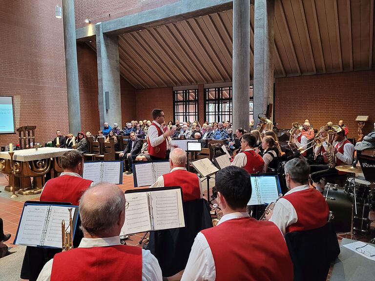 Für die Winzerkapelle Rödelsee bedeutete das Konzert in der Michaeliskirche gleichsam die Premiere für den neuen Dirigenten Tobias Grubert. Für die Winzerkapelle Rödelsee bedeutete das Konzert in der Michaeliskirche gleichsam die Premiere für den neuen Dirigenten Tobias Grubert.