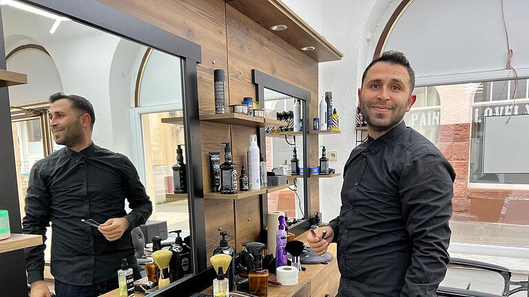Barbier Mohamed Hassan       -  Mohamed Hassan in seinem Barbershop am Klieglplatz  - der dritte in Bad Kissingen.