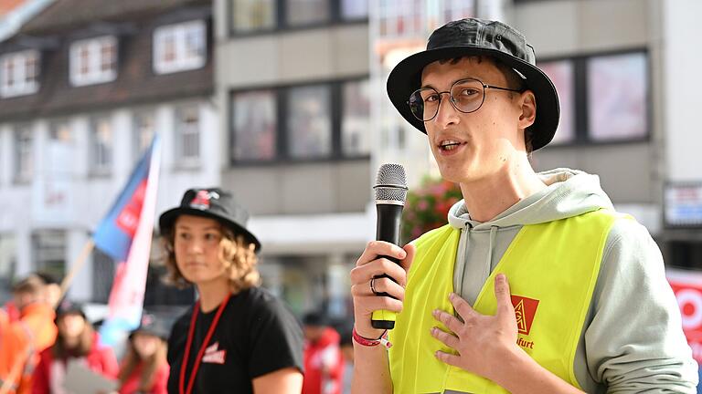Machten in den vergangenen Wochen immer wieder auf ihre Forderungen aufmerksam: Azubis in der Industrie und einer ihrer Vertreter, Justin Rieck, auf einer Kundgebung der IG Metall Jugend in Schweinfurt Ende Oktober. Machten in den vergangenen Wochen immer wieder auf ihre Forderungen aufmerksam: Azubis in der Industrie und einer ihrer Vertreter, Justin Rieck, auf einer Kundgebung der IG Metall Jugend in Schweinfurt Ende Oktober.