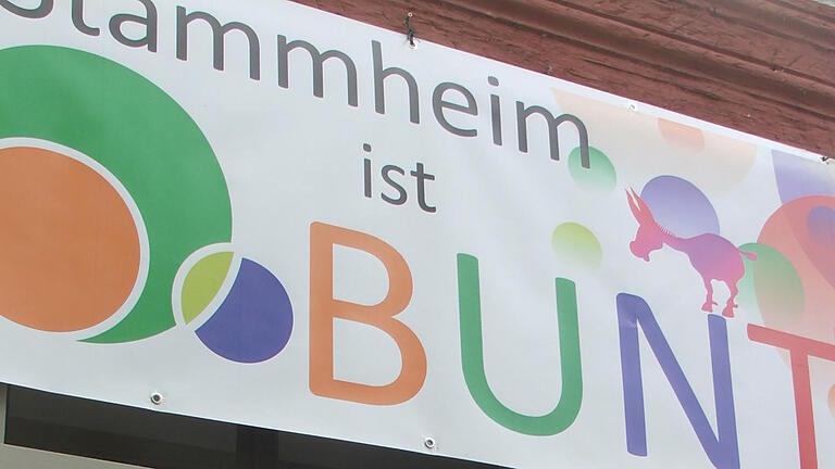Friedlich und bunt verlief die zweite große Protestveranstaltung der Stammheimer gegen die Partei 'Die Rechte', die ihre Landesparteizentrale im Ort hat. Die Musikkapelle hatte zu einer öffentlichen Probe eingeladen, um den Rechtn den Marsch zu blasen.