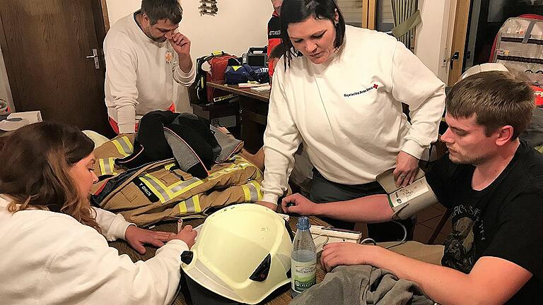 Nach ihrem anstrengenden Einsatz mit schwerem Atemschutz wurden die Feuerwehrleute vom BRK medizinisch untersucht. Nach ihrem anstrengenden Einsatz mit schwerem Atemschutz wurden die Feuerwehrleute vom BRK medizinisch untersucht.
