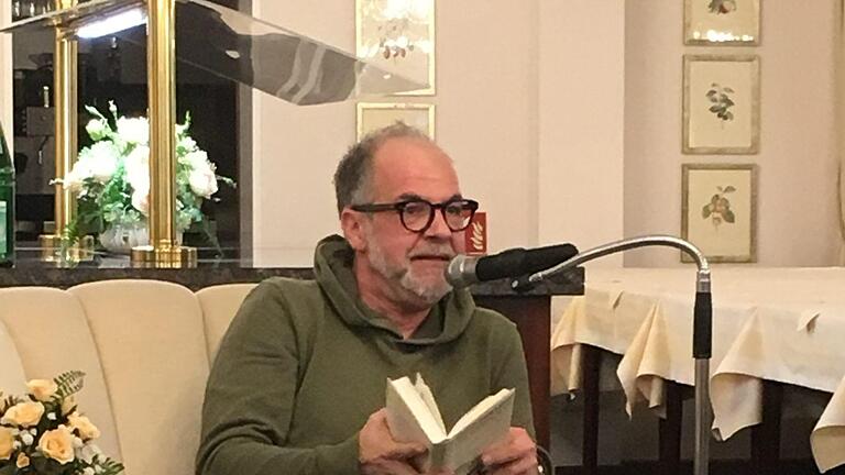 Marek Erhardt ließ in seiner Lesung die Reime seines Großvaters  im Rosenhof wieder aufleben. Foto: Thomas Ahnert       -  Marek Erhardt ließ in seiner Lesung die Reime seines Großvaters  im Rosenhof wieder aufleben. Foto: Thomas Ahnert