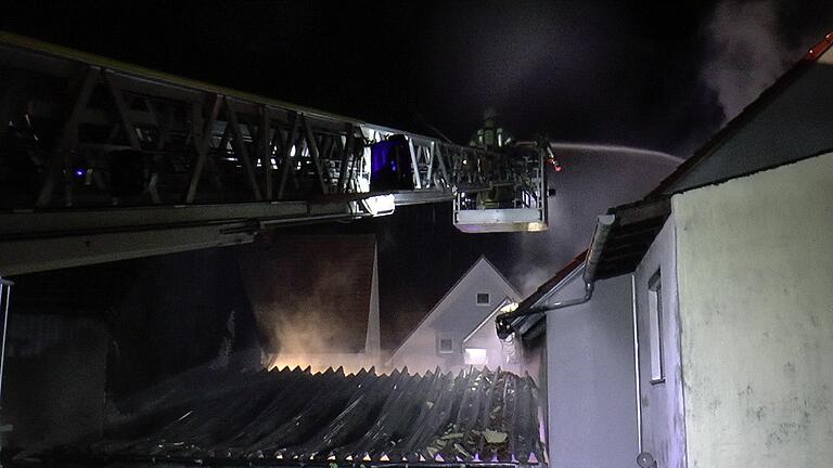Ein Raub der Flammen wurde am frühen Dienstagmorgen in Eltmann der Dachstuhl einer Lagerhalle für Reifen und ein sich direkt daneben befindlicher Carport. Mit den Drehleitern der Feuerwehren Eltmann und Ebelsbach bekämpften die Einsatzkräfte das Feuer von oben. Ein Raub der Flammen wurde am frühen Dienstagmorgen in Eltmann der Dachstuhl einer Lagerhalle für Reifen und ein sich direkt daneben befindlicher Carport. Mit den Drehleitern der Feuerwehren Eltmann und Ebelsbach bekämpften die Einsatzkräfte das Feuer von oben.