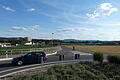 Hier am ersten Kreisverkehr von Haßfurt kommend sollen rechts auf dem jetzigen Stoppelfeld ein neuer Lidl-Markt, ein führender Vollsortimenter und eine Bäckereifiliale oder ähnliches entstehen.&nbsp;