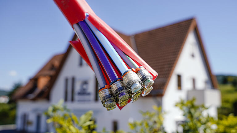 Dank Glasfaserkabel direkt bis zum Haus könnten die Wollbacher noch schneller surfen. Doch ist das für die Gemeinde mit Kosten verbunden. Dank Glasfaserkabel direkt bis zum Haus könnten die Wollbacher noch schneller surfen. Doch ist das für die Gemeinde mit Kosten verbunden.