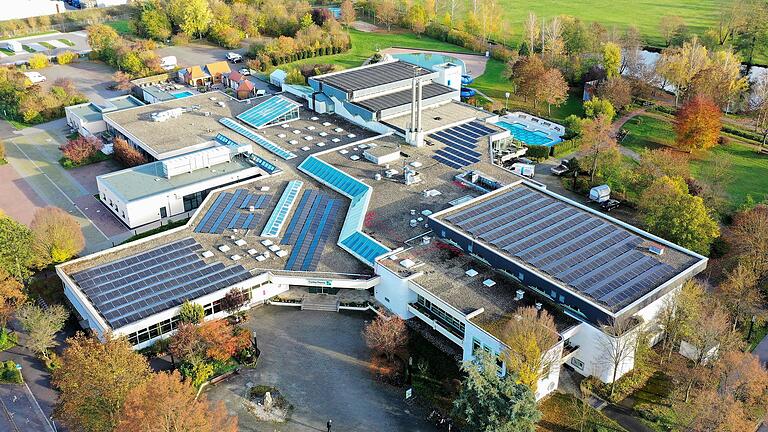 Rechnerisch autark, was die Stromversorgung betrifft: Die neue PV-Anlage auf dem Dach der Bad Königshöfer Frankentherme nahm vor wenigen Wochen ihren Betrieb auf. Rechnerisch autark, was die Stromversorgung betrifft: Die neue PV-Anlage auf dem Dach der Bad Königshöfer Frankentherme nahm vor wenigen Wochen ihren Betrieb auf.