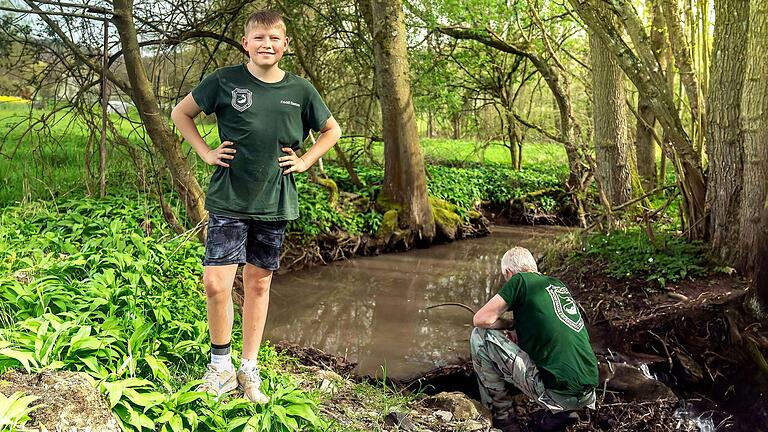 Als sein Anglerfreund bewusstlos zusammenbricht und zu ertrinken droht, zögert Frederik Baumann aus Handthal keine Sekunde. Er springt ins Wasser und rettet den Mann.