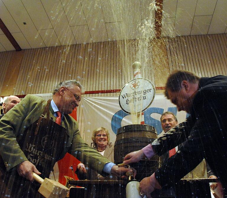 Legendär, das Missgeschick von Bayerns Innenminister Joachim Herrmann beim Starkbieranstich in Kürnach im Jahr 2011. Legendär, das Missgeschick von Bayerns Innenminister Joachim Herrmann beim Starkbieranstich in Kürnach im Jahr 2011.