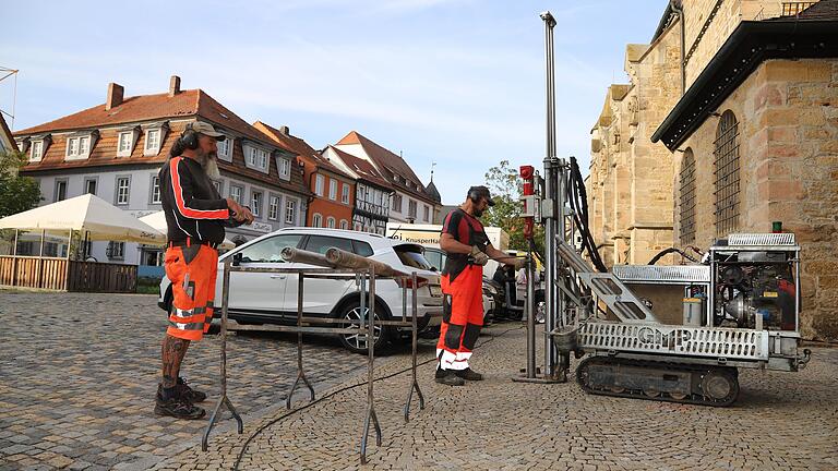 Am Montag und Dienstag hat die Firma GMP aus Würzburg eine erste Bodenuntersuchung auf dem Marktplatz vorgenommen. An den 13 bisher begutachteten Stellen ist man auf keine Auffälligkeiten&nbsp; gestoßen.