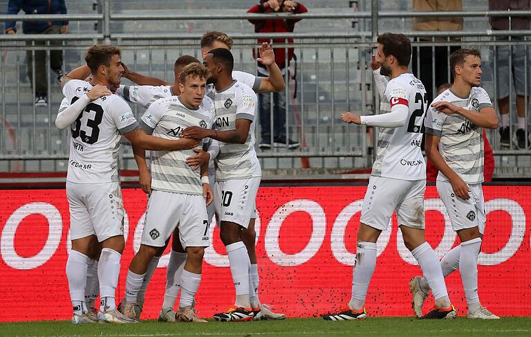 Würzburger Jubel: Die Kickers feiern den 1:0-Führungstreffer von Tim Kraus.