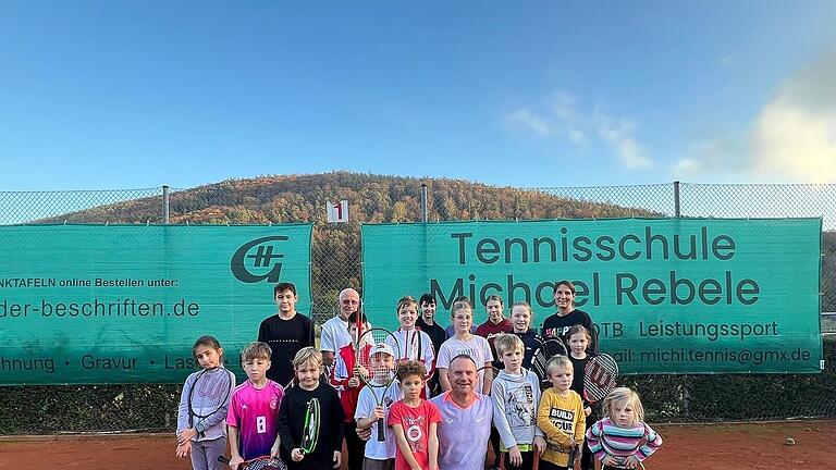 18 Teilnehmer im Alter von sechs bis 17 Jahren nahmen am Tennis-Camp des TSV Lohr in den Herbstferien teil.