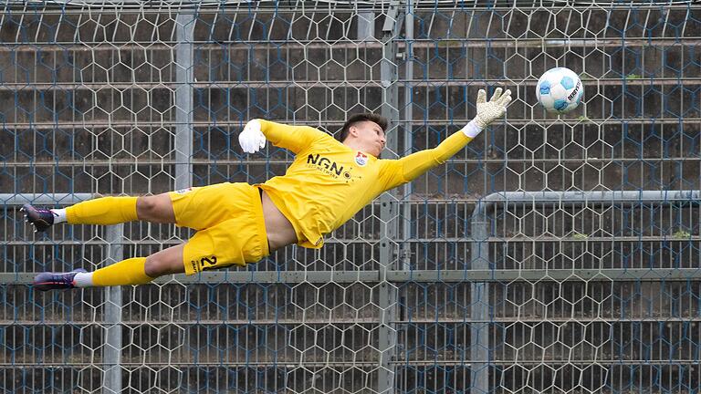 Aubstadts Torhüter Vladyslav Vertiei streckt sich vergens und kann das frühe 0:1 in Aschaffenburg nicht verhindern. Aubstadts Torhüter Vladyslav Vertiei streckt sich vergens und kann das frühe 0:1 in Aschaffenburg nicht verhindern.