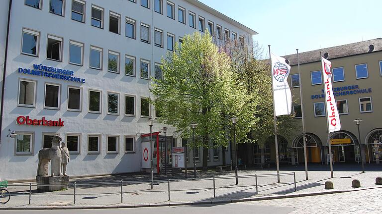Die Würzburger Dolmetscherschule noch vor den Umbaumaßnahmen im Erdgeschoss: In diesem Gebäudeteil wird die WDS auf vier Etagen unterkommen, im Erdgeschoss entsteht derzeit ein neues Wirtshaus.&nbsp;