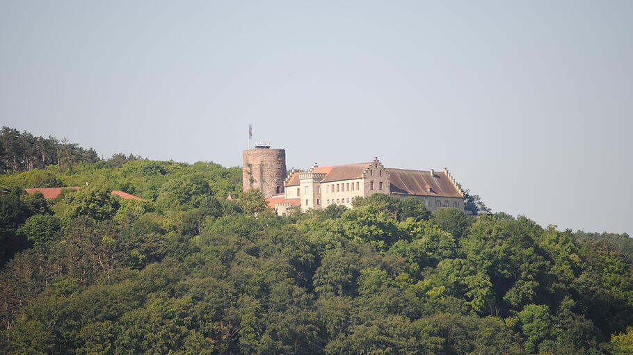 Foto-Location: Schloss Saaleck bei Hammelburg       -  Umgeben von Wäldern und Weinhängen bietet das Schloss Saaleck eine malerische Fotokulisse.