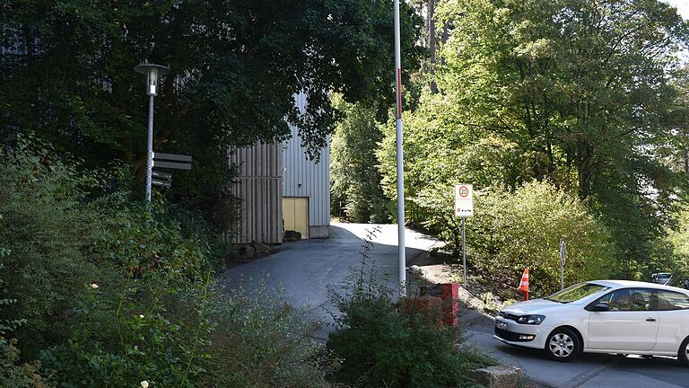 Noch ist die Schranke vom Salzburgweg kommend in Richtung Rhön-Klinikum Campus. Im Rahmen der Erweiterung der Saaletalklinik wird sie jedoch auf absehbare Zeit geschlossen werden.