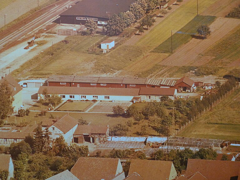 Ein Luftbild aus den Endsechzigern zeigt die neu hinzugekommenen Büro- und Produktionsgebäude in der Bildmitte. Ein Luftbild aus den Endsechzigern zeigt die neu hinzugekommenen Büro- und Produktionsgebäude in der Bildmitte.