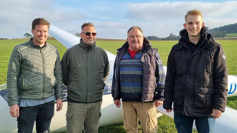 Auf dem Foto (von links): Florian Zaschka (Fluglehrer), Thorsten Scheller (Ausbildungsleiter), Günter Göller (Prüfer), Kilian Halbritter.