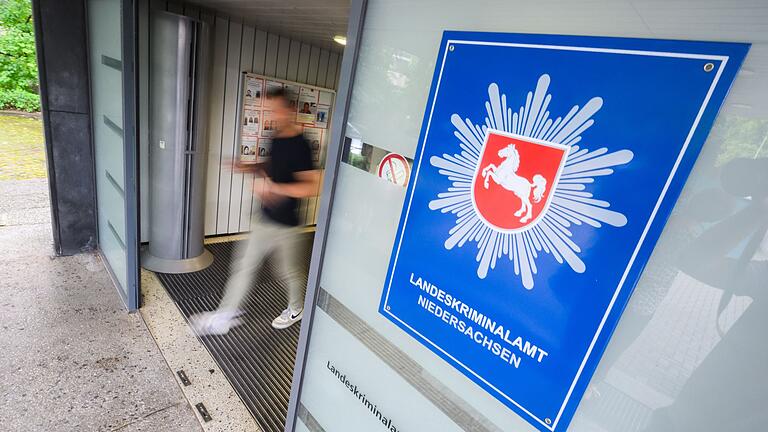 Fahndung nach RAF-Mitgliedern - Die Ermittler rücken zu Durchsuchungen in Berlin und Frankfurt an - bei einer „unverdächtigen Person”. (Symbolbild) Fahndung nach RAF-Mitgliedern - Die Ermittler rücken zu Durchsuchungen in Berlin und Frankfurt an - bei einer „unverdächtigen Person”. (Symbolbild)