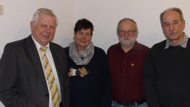 Ehrungen beim ADAC Ortsclub (von links) Alfred Thomaker (Regionalclub Nordbayern), Gaby Nürnberger, Herwig Baudach, Michael Strecker (Vorsitzender des ADAC Ortsclubs Bad Kissingen)  Foto: Jürgen Müller       -  Ehrungen beim ADAC Ortsclub (von links) Alfred Thomaker (Regionalclub Nordbayern), Gaby Nürnberger, Herwig Baudach, Michael Strecker (Vorsitzender des ADAC Ortsclubs Bad Kissingen)  Foto: Jürgen Müller