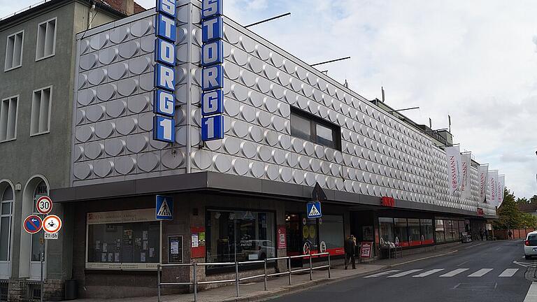 Eines der bekanntesten Gebäude in Kitzingen ist das ehemalige Kaufhaus Storg. Das Obergeschoss steht seit zwei Jahren leer. Jetzt wurde der Komplex verkauft. Zunächst ist eine Teilsanierung geplant, die beiden Geschäfte im Erdgeschoss sollen bestehen bleiben. In einigen Jahren wird es dann eine große Neuentwicklung geben. Fotos: Daniela Röllinger