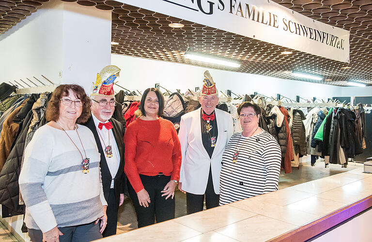 Viel zu haben die Helferinnen vom Afrikakreis in der Garderobe: (v.l.) Brigitte Pfeuffer, Horst Düring, Susanne Wild-Anger Heilholz, Georg Hümpfer und Jutta Rüger.