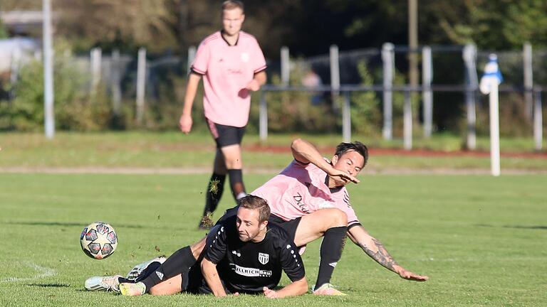 In der Kreisliga-Saison war Daniel Rinbergas (unten, im Duell mit dem Ebelsbacher Kenneth Bugner ) noch als Spielertrainer beim FC Sand II aktiv. In der anstehenden Landesliga-Saison wird der 40-Jährige 'nur' noch an der Seitenlinie stehen.