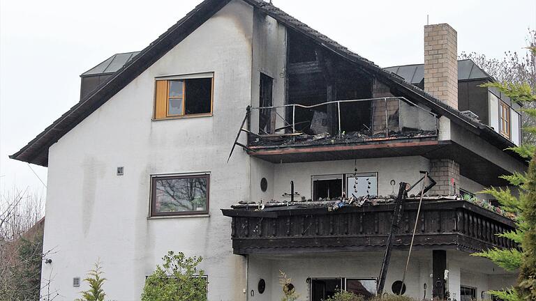 Das Mehrfamilienhaus in Wiesentheid am Tag nach dem Brand. Die Feuerwehr musste am Donnerstag gegen Mittag noch einmal anrücken, weil es erneut qualmte.