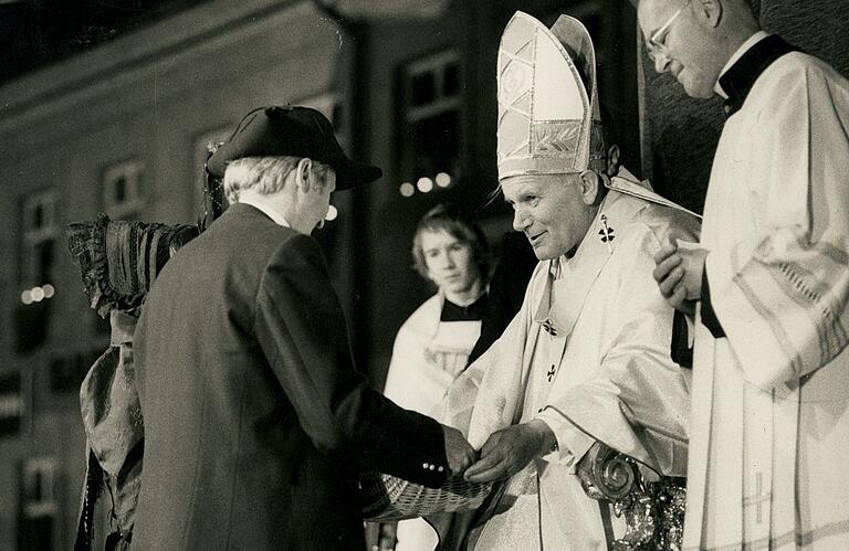 Beim Deutschlandbesuch von Papst Johannes Paul II. im Jahr 1980 überreichte ihm Heinrich Wirsching während des Gottesdienstes in Altötting einen Korb mit Frankenwein.