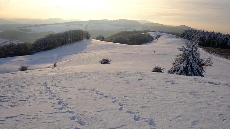 Vom Himmeldunk zum Schwedenwall lässt sich bei einer Winterwanderung die Rhön ganz intensiv erleben.