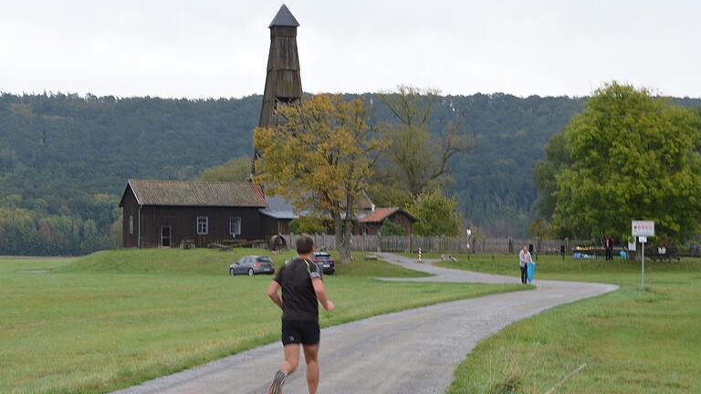 Einsame Spitze? Ein Läufer des Runandfun 2019 am alten Luitpoldsprudel bei Großenbrach.