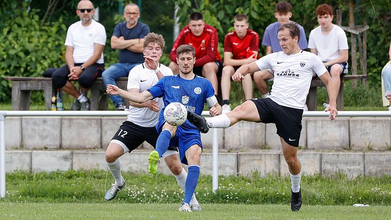 In dieser Szene kann Thomas Melber (rechts) vom TSV Rottendorf den Ball vor Steffen Krautschneider vom Würzburger FV spielen. Steffen Krautschneider erzielte im Testspiel mit einem direkt verwandelten Freistoß die Führung für den überlegenen Bayernligisten.