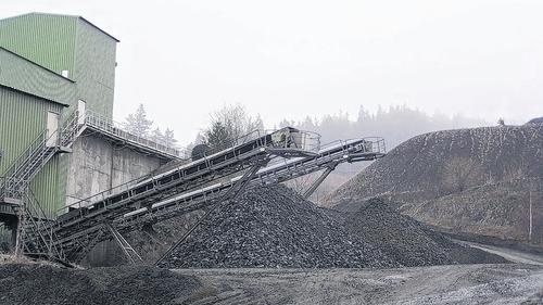 Stadtrat macht weg für Steinbrucherweiterung frei       -  (top)   Dem Basaltsteinbruch am Bauersberg droht im Herbst, der Rohstoff auszugehen. Nach zahllosen Vorarbeiten und Vorgesprächen hat die Basalt AG als Betreiber nun am Landratsamt die Genehmigung zur Erweiterung beantragt. Sie umfasst eine Fläche von knapp 289 Hektar und soll für 40 Jahre Material liefern. Da der Abbau schon im Herbst beginnen soll, laufen die Abräum- und Rodungsarbeiten bereits, erläuterte Bischofsheims Bürgermeister im Stadtrat. Im Zuge der Erweiterung soll auch der Schaustollen am Bauersberg verlegt werden. Nun musste die Stadt noch ihr Einvernehmen zu dem Vorhaben erteilen. Das tat der Stadtrat auch ohne größere Diskussion. Als einziges Ratsmitglied sprach sich Silke Räder gegen die Erweiterung aus.