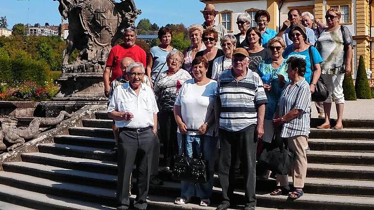 Die Seniorengruppe aus Aura stellte sich vor dem Schloss im Veitshöchheimer Rokokogarten zu einem Erinnerungsfoto auf.