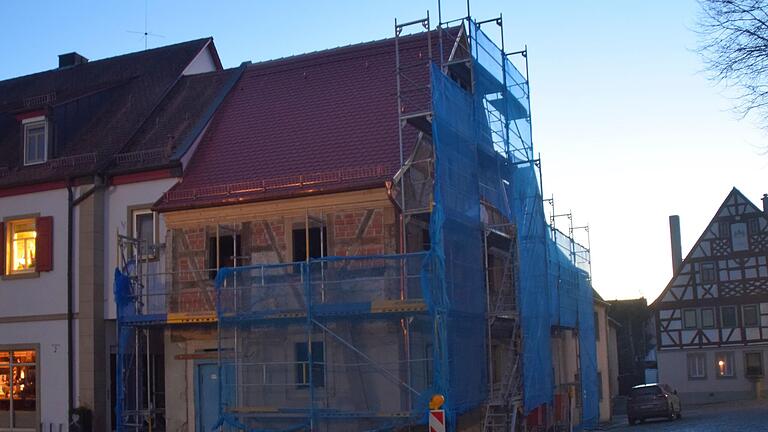 Eingerüstet präsentiert sich derzeit das Anwesen Marktplatz 1 in Markt Einersheim, welches ein Haus der Dorfkultur werden wird. Nach Beendigung der Arbeiten wird es auch einen Unterschlupf für Fledermäuse haben. Eingerüstet präsentiert sich derzeit das Anwesen Marktplatz 1 in Markt Einersheim, welches ein Haus der Dorfkultur werden wird. Nach Beendigung der Arbeiten wird es auch einen Unterschlupf für Fledermäuse haben.